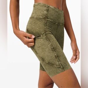 Lululemon Fast and Free Short 10" in Ice Wash
Moss Green yoga Athleisure